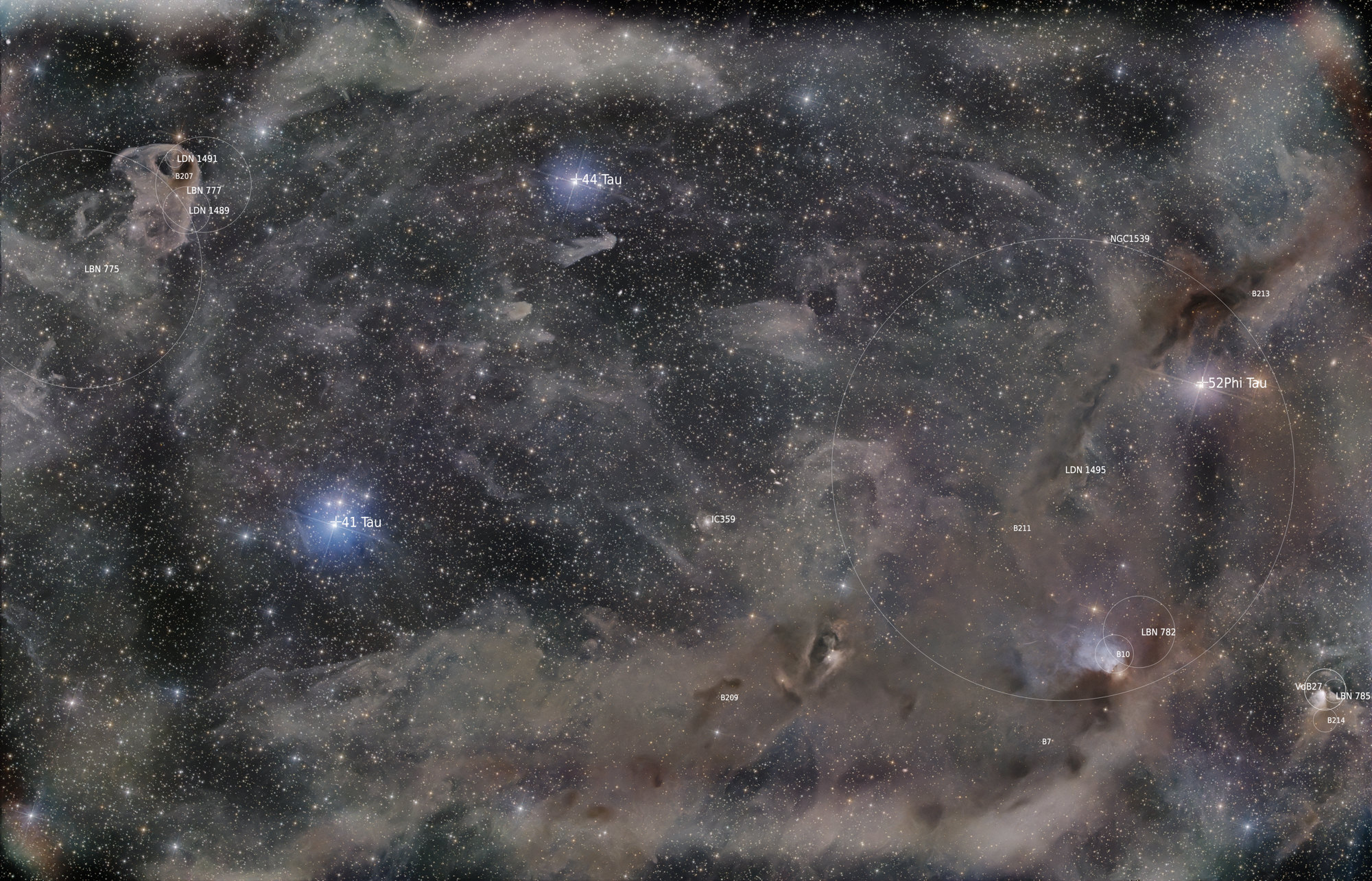 Die Dunkelnebel im Sternbild Stier (Taurus) sind nur 450 Lichtjahre von der Erde entfernt. Dunkelnebel sind Geburtsstätten junger Sterne deren Entstehung in dieser Wolke erforscht wird.